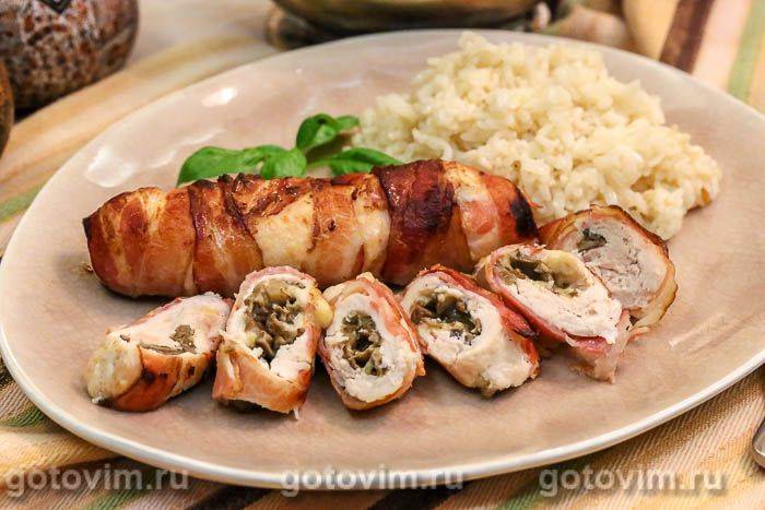 Курячі рулетики з сиром, маринованими опеньками та хрустким беконом