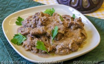 Печінка, ошпарена окропом і тушкована в сметані з гірчицею та цибулею