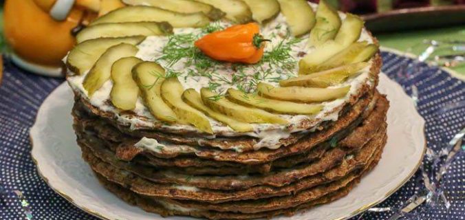 Печінковий торт із часниковим соусом