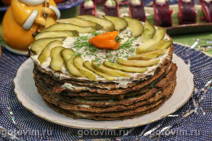 Печінковий торт із часниковим соусом