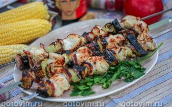 Шашлик з індички з овочами та салом
