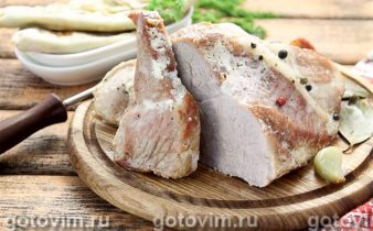 Соковита свинина, запечена в сметані