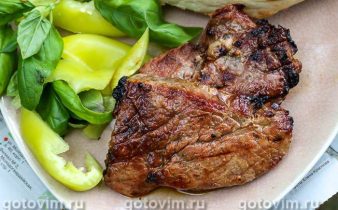 Стейки з яловичини на мангалі, мариновані в йогурті