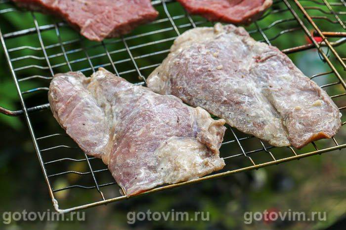 Стейки з яловичини на мангалі, мариновані в йогурті, Крок 04