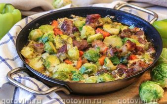 Свинина, тушкована з брюссельською капустою у вершках у духовці