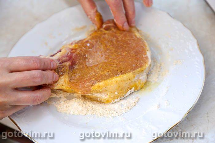 Свиняча котлета на кісточці в паніровці, запечена в духовці, Крок 04