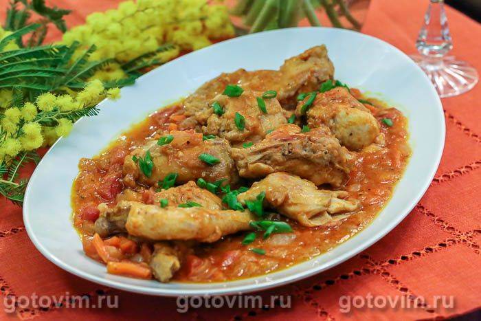 Тушкований кролик з овочами в томатному соусі