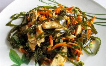 Закуска з курячим м’ясом і морською капустою в мультиварці
