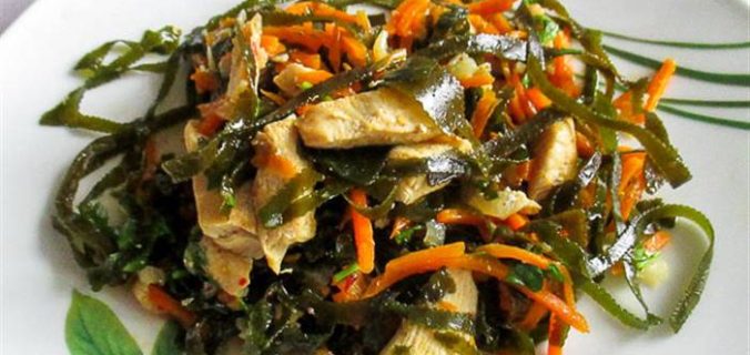 Закуска з курячим м’ясом і морською капустою в мультиварці