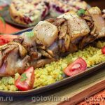 Запечена грудинка з лисичками в кишеньках