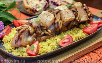 Запечена грудинка з лисичками в кишеньках