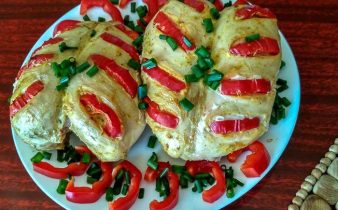Запечена куряча грудка, шпигована солодким болгарським перцем