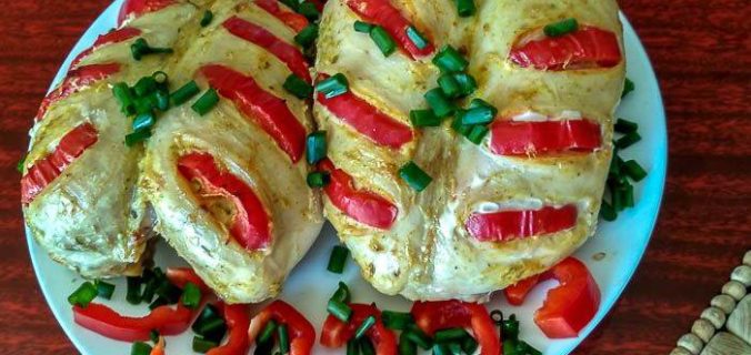 Запечена куряча грудка, шпигована солодким болгарським перцем