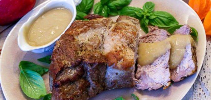 Запечена свинина з соусом із яблук з гірчицею та медом