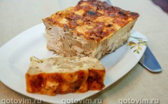 Запіканка з курячої грудки з беконом і хлібом