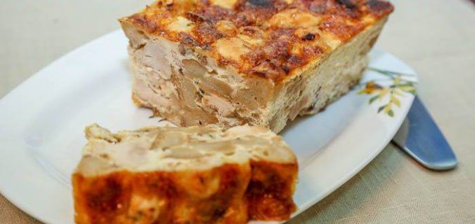 Запіканка з курячої грудки з беконом і хлібом