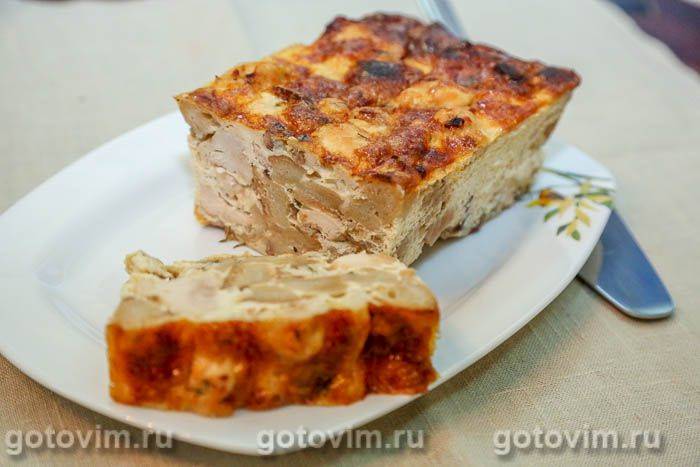 Запіканка з курячої грудки з беконом і хлібом