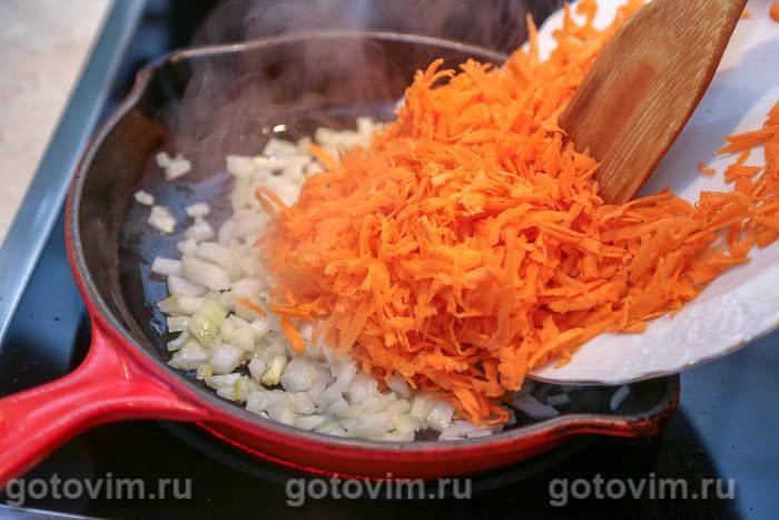 Запіканка з курячою грудкою з морквою, цибулею та сметаною, Крок 05