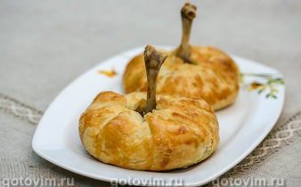 Качині ніжки з айвою, запечені в тісті