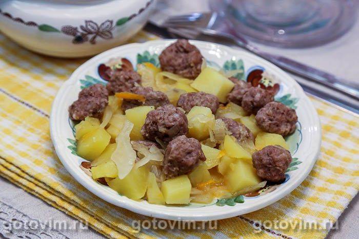 Картопля, тушкована з фрикадельками та квашеною капустою. Фотографія рецепта