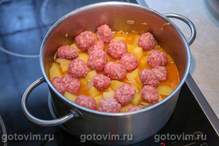 Картопля, тушкована з фрикадельками та квашеною капустою, Крок 06