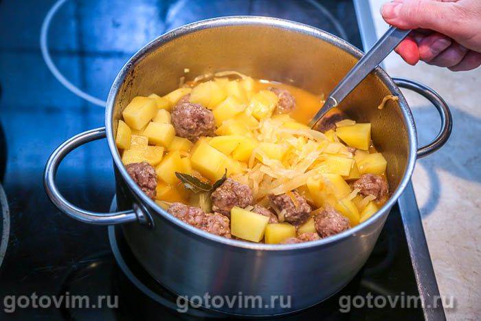 Картопля, тушкована з фрикадельками та квашеною капустою, Крок 07