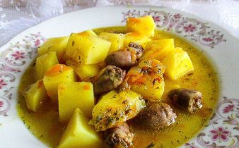 Картопля, тушкована з курячими сердечками в мультиварці