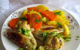 Картопля з курячими крильцями в духовці