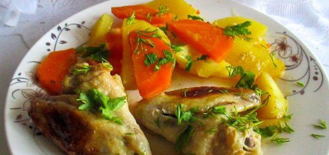 Картопля з курячими крильцями в духовці