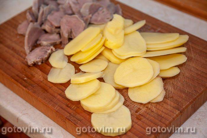 Картопляна запіканка з яловичим язиком і лісовими грибами, Крок 02