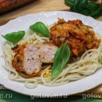 Котлети зі свинини з куркою, запечені в овочевому соусі