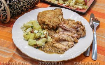 Курячі стегна в соусі зі сметани та сирого яйця