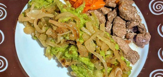 Піджарка зі свинини з овочами в духовці та пюре із зеленого горошку