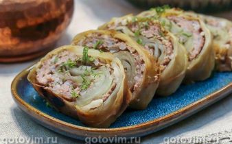 Рулет із капусти з фаршем і рисом