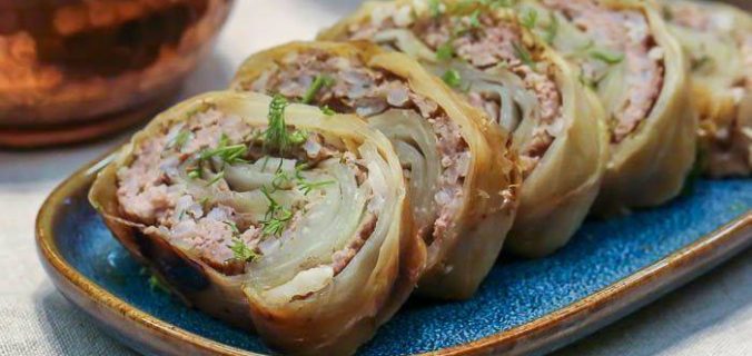 Рулет із капусти з фаршем і рисом