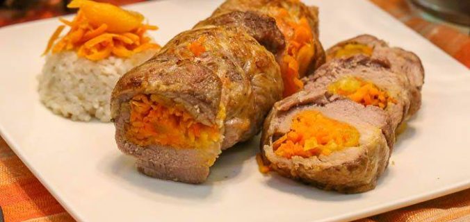 Рулет зі свинини з морквою, курагою та апельсиновим соком