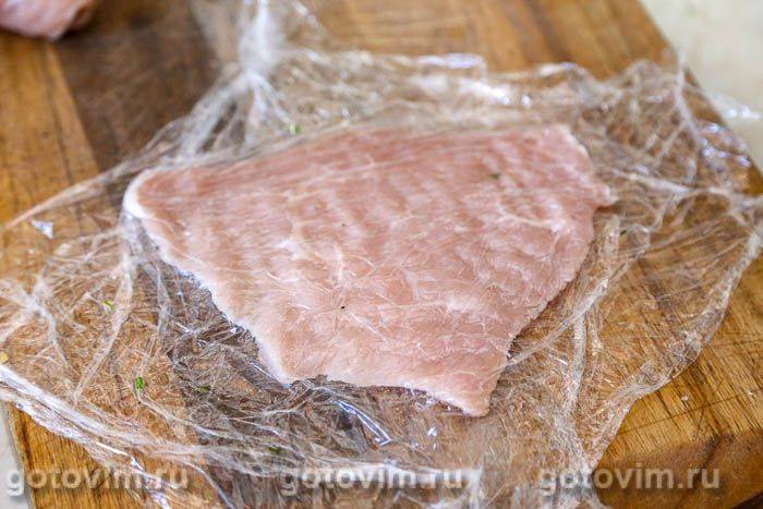 Рулетики зі свинини з сиром, яйцем і зеленню, Крок 02