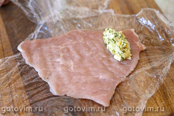 Рулетики зі свинини з сиром, яйцем і зеленню, Крок 03