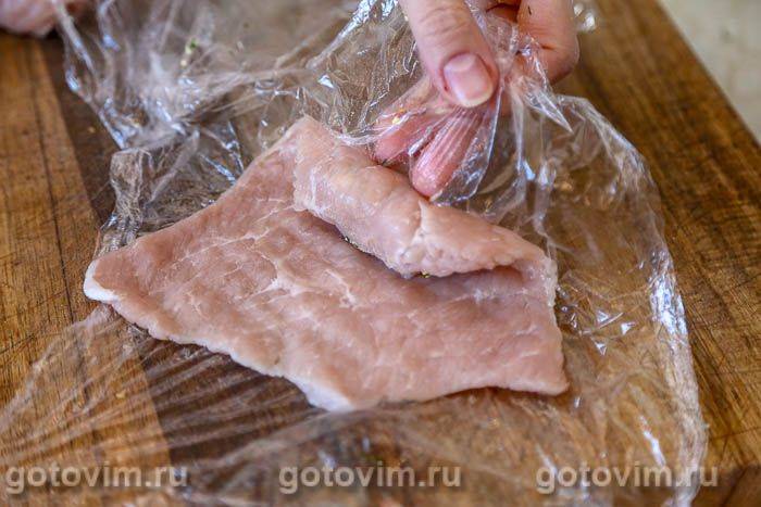 Рулетики зі свинини з сиром, яйцем і зеленню, Крок 04