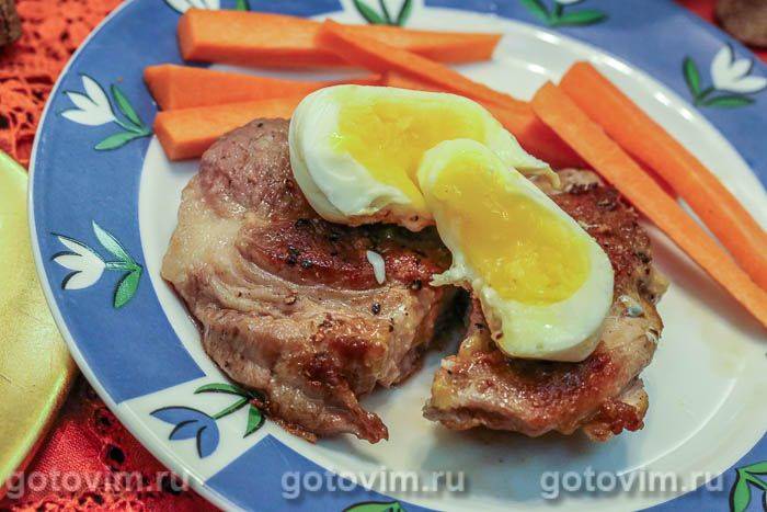Стейки зі свинини з яйцем пашот