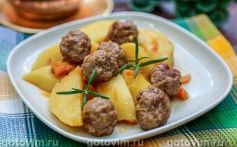 Тушкована картопля з фрикадельками