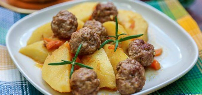 Тушкована картопля з фрикадельками