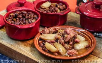 Квасоля з картоплею та м’ясом, запечена в горщиках